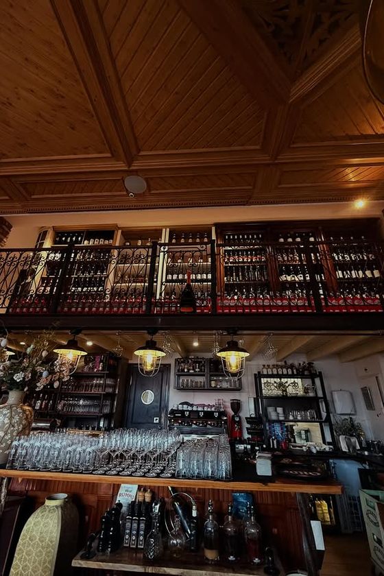 Die Bar mit offener Weinauswahl