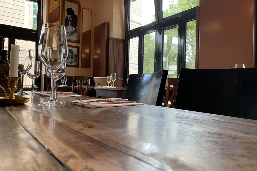 Gedeckte Tafel aus massivem Holz am Fenster